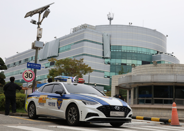 대전 유성구 국가정보자원관리원(국정자원) 화재를 수사하는 대전경찰청 전담수사팀이 2일 오전 국정자원 압수수색에 돌입했다. 지난달 26일 정부 전산시스템이 있는 국정자원에서 리튬이온배터리 화재가 발생해 정부 전산 서비스가 대규모로 마비된 바 있다. 연합뉴스