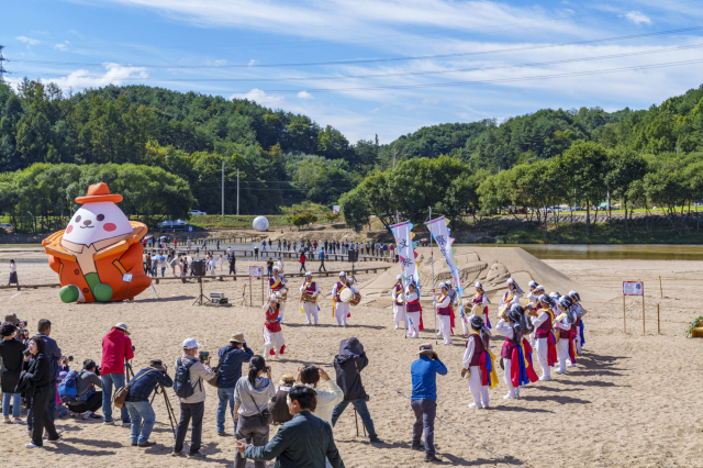 지난해 열린 무섬외나무다리 축제장 전경. 영주시 제공