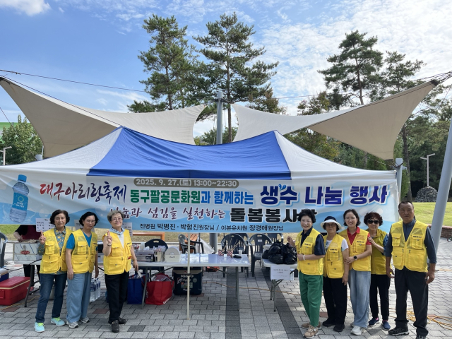 무료 생수 나눔 행사. 봉사단 제공
