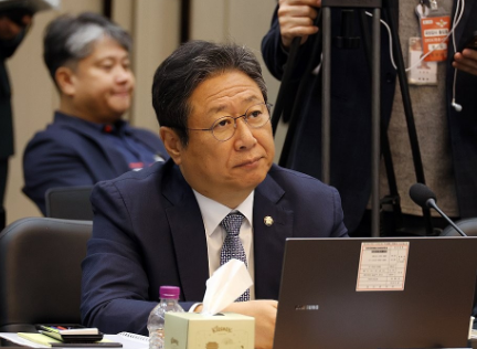 지난해 10월 17일 더불어민주당 황희 의원이 충남 계룡대 육군본부에서 열린 국회 국방위원회 국정감사에서 질의하고 있다. 연합뉴스