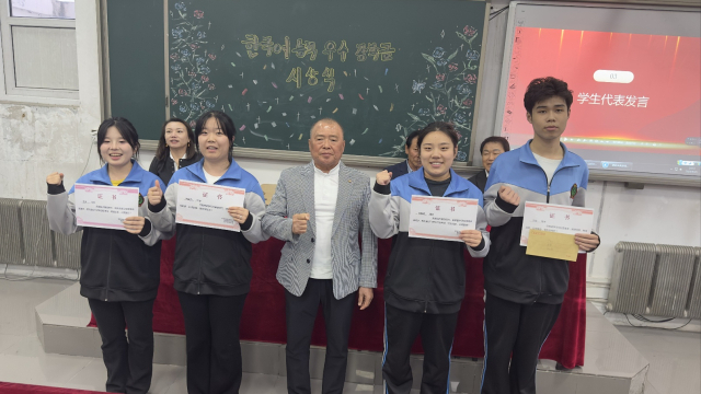 김창록(가운데) 전 민주평통 대구 북구협의회 회장이 중국 조선족기초중심학교 학생들에게 장학금을 전달했다. 김창록 제공