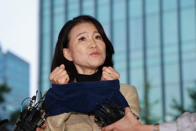 국가공무원법 및 공직선거법 위반 등의 혐의로 체포된 이진숙 전 방송통신위원장이 2일 서울 영등포경찰서로 압송되며 취재진에 발언하고 있다. 연합뉴스