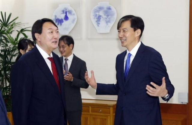 2019년 7월 25일 당시 청와대에서 윤석열 신임 검찰총장과 조국 민정수석이 윤석열 신임 총장 임명장 수여식 전 차담회에서 대화하고 있다. 좌측 뒤에 윤석열 신임 총장 부인 김건희 씨 얼굴도 보인다. 자료사진. 연합뉴스