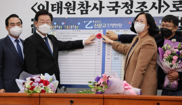 2022년 11월18일 국회 당대표 회의실에서 송명순 전국가맹점주협의회 공동의장과 포즈를 취하고 있는 이재명 당시 더불어민주당 대표. 연합뉴스