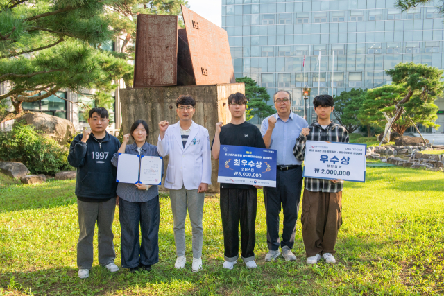 1일 대학 내 조각공원에서 
