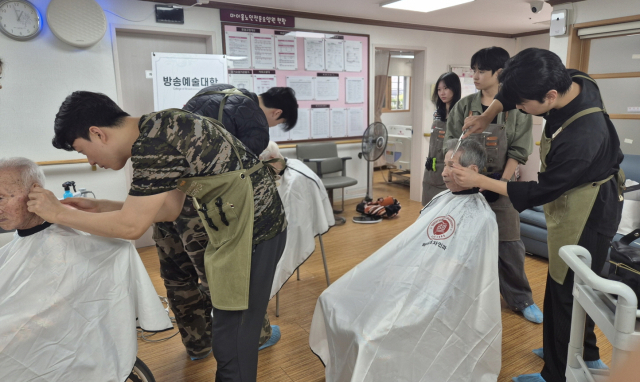 대구과학대 헤어디자인과 학생과 교수들이 2일 