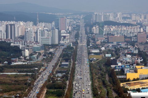 추석 연휴 첫날 오후 귀성길, 고속도로 정체 구간 곳곳 
