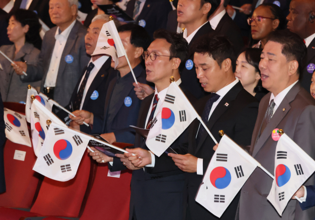 김민석 국무총리가 3일 서울 종로구 세종문화회관에서 열린 개천절 경축식에서 참석자들과 개천절 노래를 제창하고 있다. 연합뉴스