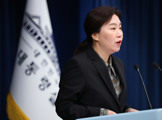 강유정 대변인이 2일 용산 대통령실에서 장·차관급 인선 브리핑을 하고 있다. 강 대변인은 브리핑을 통해 이재명 대통령이 개인정보보호위원회 위원장에 송경희 성균관대 인공지능융합원 인공지능신뢰성센터장을, 고준위 방사성폐기물 관리위원회 위원장에 김현권 전 의원을 내정했다고 밝혔다. 연합뉴스