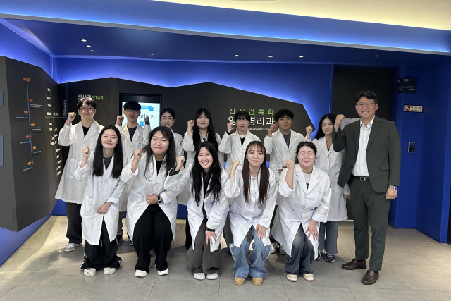 대구보건대 연마관에서 2025년도 실험동물기술원 2급 인증시험에 합격한 임상병리학과 재학생들이 정세훈 교수와 함께 기념촬영을 하고 있다. 대구보건대 제공