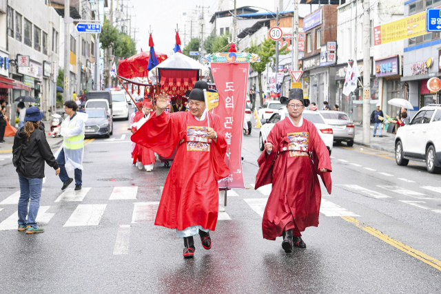 조선시대 경상감사 도임행차가 추석 연휴 첫날인 3일 문경 시내에서 위풍당당하게 펼쳐져 귀성객과 시민들의 시선을 끌었다. 신현국 문경시장(좌측)과 이정걸 문경시의회의장이 신구 관찰사 역을 맡았다.