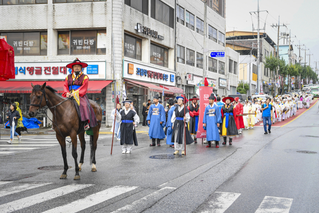 조선시대 경상감사 도임행차가 추석 연휴 첫날인 3일 문경 시내에서 위풍당당하게 펼쳐져 귀성객과 시민들의 시선을 끌었다.