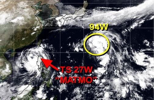 미국 합동태풍경보센터(JTWC, Joint Typhoon Warning Center) 감시 94W 열대요란(오른쪽 노란 원, 22호 태풍 할롱 발달 가능성). 왼쪽 빨간 화살표는 21호 태풍 마트모. JTWC 홈페이지