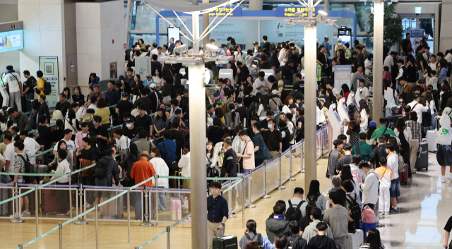 추석 연휴 첫 날인 3일 인천국제공항 제1여객터미널에서 여행객들이 탑승 수속을 위해 줄을 서고 있다. 연합뉴스