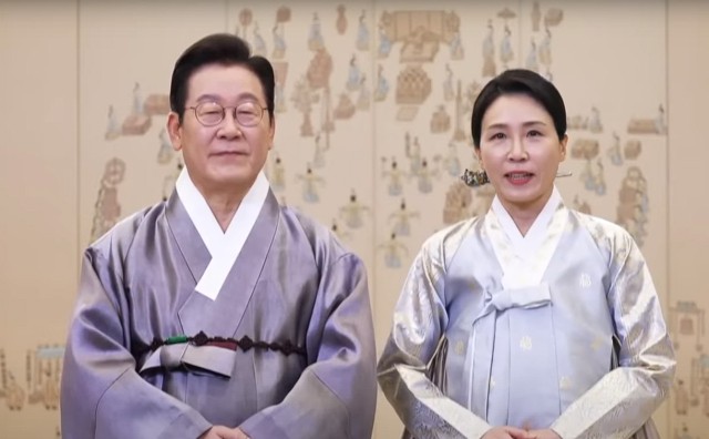 이재명 대통령과 김혜경 여사가 추석 연휴 이틀째인 4일 한복 차림으로 영상 메시지를 통해 명절 인사를 전하고 있다. 이 대통령은 