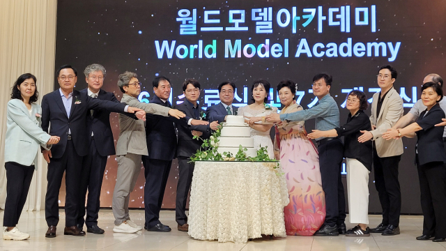 대구가톨릭대 월드모델 아카데미 제6기 수료 및 제7기 개강을 기념하며 관계자들이 케이크 커팅식을 진행하고 있다. 대구가톨릭대 제공
