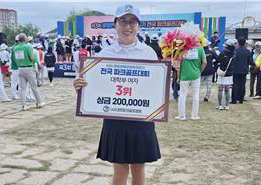 수상 후 기념촬영하는 대구한의대 김정두 학생