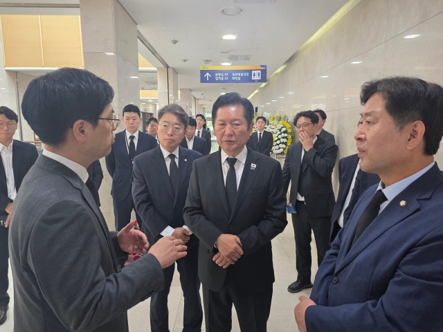 정청래 더불어민주당 대표가 4일 국가전산망 장애 문제 관련 업무를 담당하다 숨진 행정안전부 공무원의 빈소를 조문했다. 박수현 수석대변인 페이스북.
