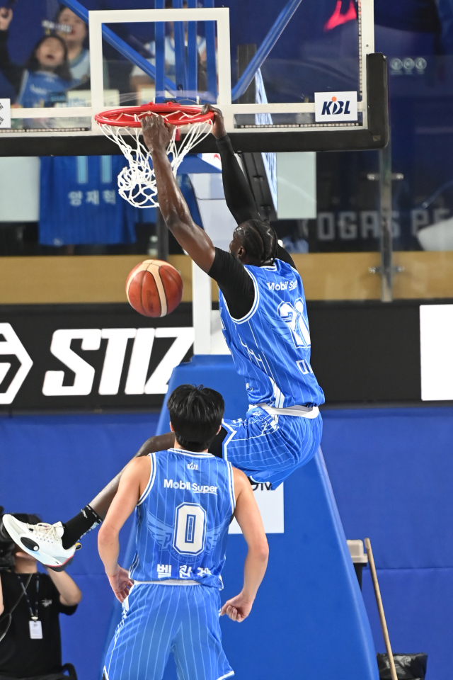 대구 한국가스공사 페가수스의 망콕 마티앙이 4일 대구에서 열린 KBL 2025-2026시즌 개막전 서울 삼성 썬더스와의 경기 도중 덩크를 터뜨리고 있다. KBL 제공