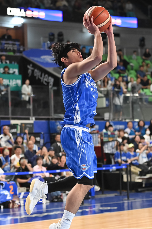 대구 한국가스공사 페가수스의 샘조세프 벨란겔이 4일 대구에서 열린 KBL 2025-2026시즌 개막전 서울 삼성 썬더스와의 경기 도중 슛을 시도하고 있다. KBL 제공
