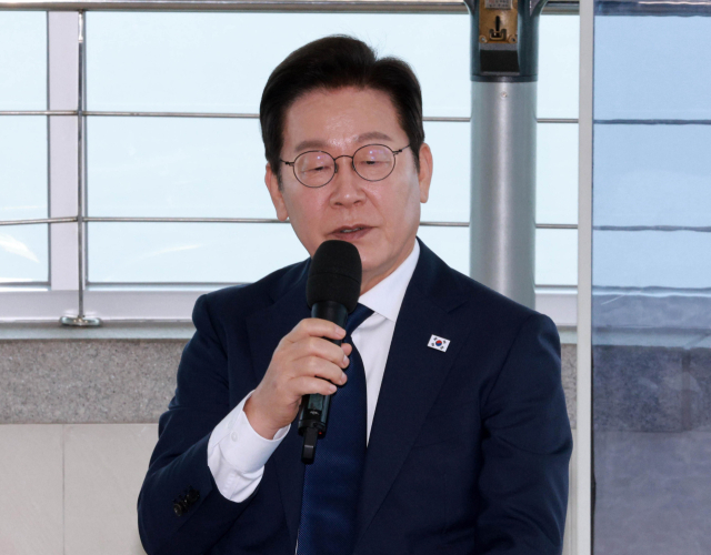 이재명 대통령이 추석 연휴 첫날인 3일 인천 강화군 강화평화전망대에서 진행된 실향민들과의 대화에서 발언하고 있다. 연합뉴스