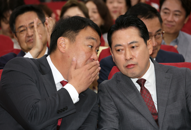국민의힘 장동혁 대표가 정희용 사무총장의 말을 듣고 있다. 연합뉴스