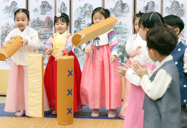 추석 연휴 시작을 하루 앞둔 2일 대구 달서구 브레멘유치원에서 어린이들이 한복을 입고 윷놀이를 하고 있다. 연합뉴스