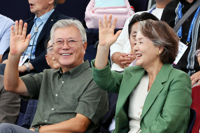 문재인 전 대통령과 김정숙 여사가 12일 오후 광주 동구 국립아시아문화전당 인근 5·18민주광장에서 열린 2025 세계양궁선수권대회 리커브 여자 개인전을 관람하고 있다. 연합뉴스