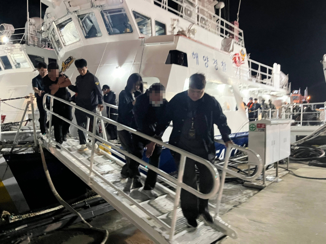 6일 오전 레저보트를 타고 충남 태안 해역을 통해 밀입국하려면 중국 국적 8명이 검거돼 경찰 조사를 받고 있다. 연합뉴스