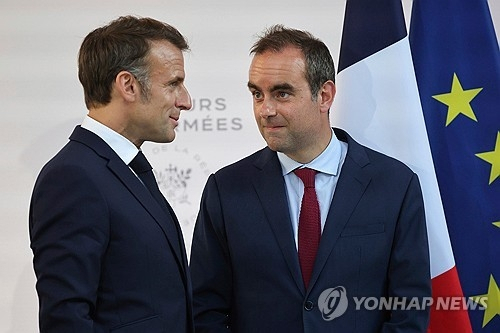 마크롱 대통령과 르코르뉘 총리. AP 연합뉴스 자료사진. 연합뉴스.