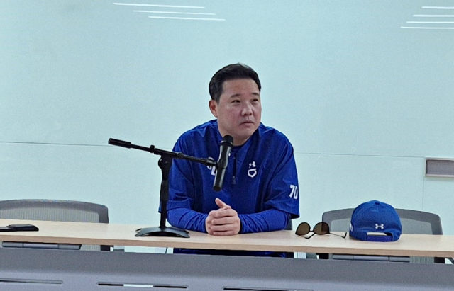 삼성 라이온즈의 박진만 감독이 7일 대구에서 프로야구 와일드카드 결정전 2차전이 열리기 전 취재진의 인터뷰에 응하고 있다. 채정민 기자