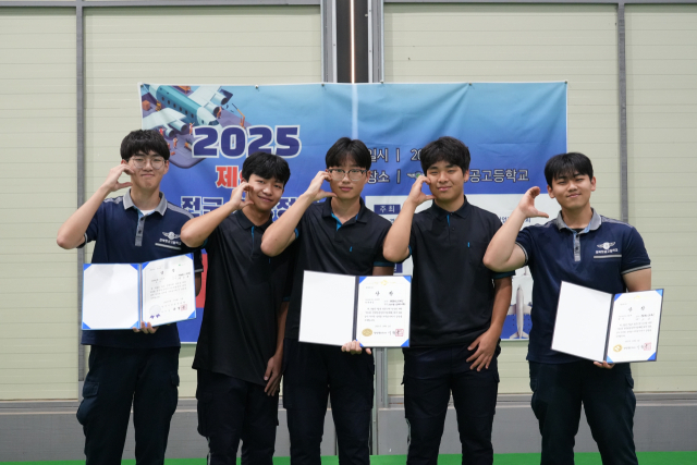 제9회 항공정비기능대회에서 수상을 차지한 경북항공고 학생들이 기념 사진을 촬영하며 손 동작을 취했다. 경북항공고 제공