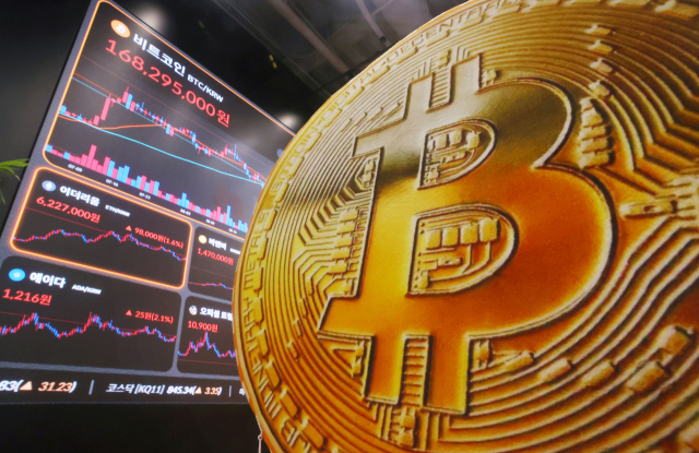 가상화폐 대장주 비트코인이 미국의 민간 고용이 예상 밖으로 감소했다는 소식에 3% 이상 올라 약 2주 만에 11만 7천 달러 선을 회복했다. 사진은 2일 서울 서초구 빗썸라운지 강남본점 현황판 모습. 연합뉴스