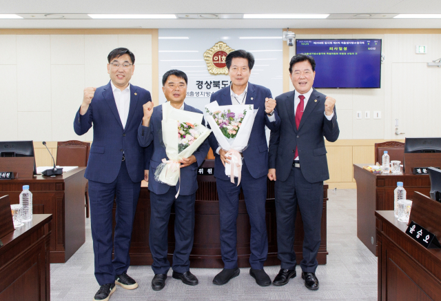 경상북도의회 저출생지방소멸극복특별위원회가 최근 회의를 열고 김재준 도의원(사진 오른쪽에서 두번째)을 신임 위원장으로, 김창기 도의원(왼쪽에서 두번째)을 신임 부위원장으로 각각 선임했다. 경북도의회 제공