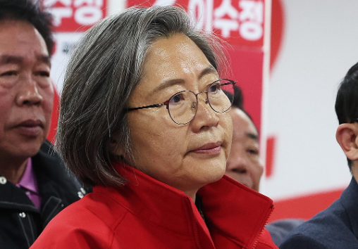 2024년 4월 10일 제22대 국회의원선거 수원정에 출마한 국민의힘 이수정 후보가 10일 오후 경기도 수원시 영통구 선거사무소에서 개표방송을 보고 있다. 연합뉴스