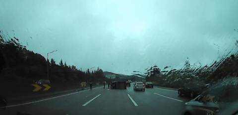 추석 연휴 빗길에 전도된 화물차, 경찰 신속 대응으로 대형사고 막았다