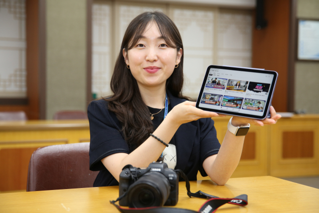 김표경 주무관이 대구 서구청 대회의실에서 자신이 제작한 유튜브 콘텐츠를 보여주며 정책홍보에 대한 소신을 밝히고 있다. 김도훈 기자