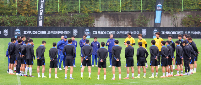 대한민국 축구 국가대표팀 홍명보 감독이 7일 고양종합운동장 보조구장에서 열린 축구 대표팀 오픈 트레이닝에서 발언하고 있다. 연합뉴스