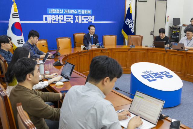 더불어민주당 박수현 수석대변인이 8일 국회에서 가진 기자간담회에서 추석 연휴 청취한 민심을 설명하고 있다. 연합뉴스