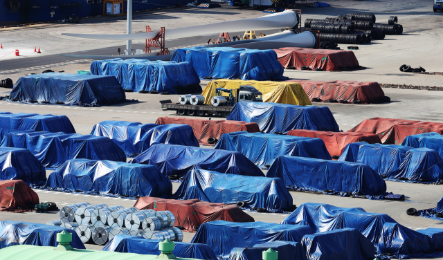 사진은 8일 경기도 평택항에 철강 제품이 쌓여있는 모습. 연합뉴스