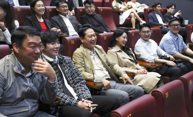 국민의힘 장동혁 대표가 7일 서울 롯데시네마 영등포점에서 영화 건국전쟁2를 관람하고 있다. 연합뉴스