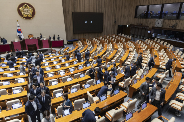 지난달 29일 더불어민주당을 중심으로한 의원들이 4박 5일간의 필리버스터(무제한 토론)을 거쳐 5개의 법안 처리를 끝낸 뒤 본회의장을 떠나고 있다. 연합뉴스