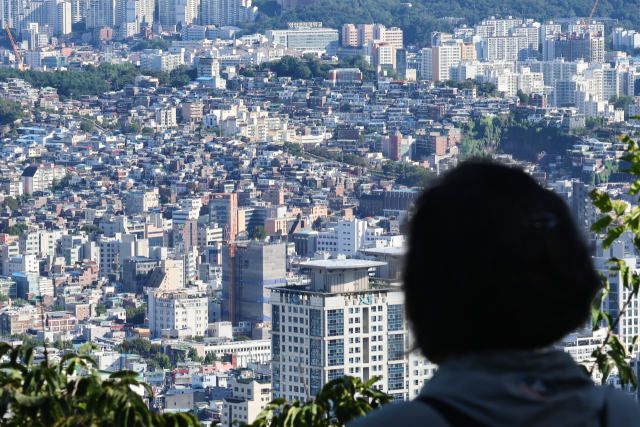 서울 등 수도권 집값이 다시 가파른 오름세를 보이는 가운데 8일 서울 남산에서 바라본 아파트 및 주택단지들. 8일 한국부동산원에 따르면 지난달 다섯째 주 서울 아파트 매매가격은 직전 주 대비 0.27% 올랐다. 이같은 오름세 지속을 막기 위해 정부가 추석 연휴가 끝난 뒤 가격 상승률 확대 폭이 큰 지역을 투기과열지구나 조정대상지역으로 지정할 가능성이 크다는 관측이 나온다. 연합뉴스