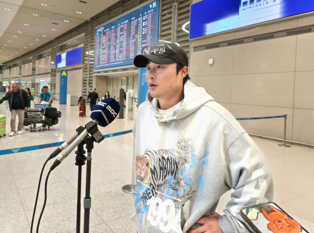 미국프로야구 메이저리그(MLB) 애틀랜타 브레이브스에서 뛰는 내야수 김하성이 9일 인천국제공항을 통해 귀국한 뒤 취재진과 인터뷰를 하고 있다. 연합뉴스