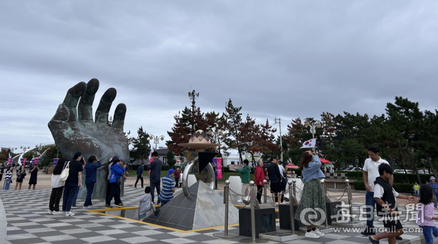 추석 당일(6일) 포항시 남구 호미곶 새천년광장에서 관광객들이 휴식을 즐기고 있다. 포항시 제공