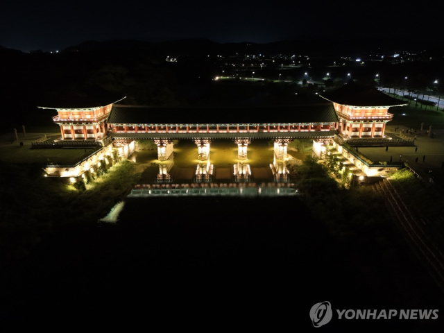 오는 29일 한복 패선쇼가 열릴 경주 월정교 야경 모습. 연합뉴스