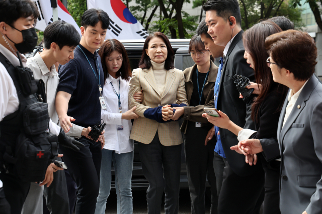 이진숙 전 방송통신위원장이 4일 오후 체포적부심사를 받기 위해 서울남부지법으로 들어서고 있다. 연합뉴스