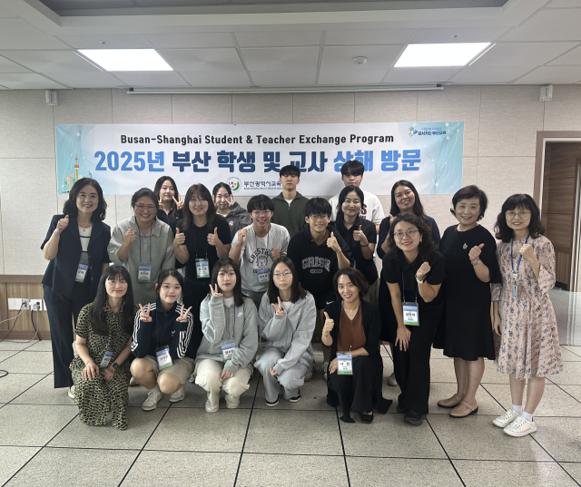 지난달 27일 부산 교육 교류 해외방문단 발대식에서 방문단이 기념촬영을 하고 있다. [사진=부산교육청]