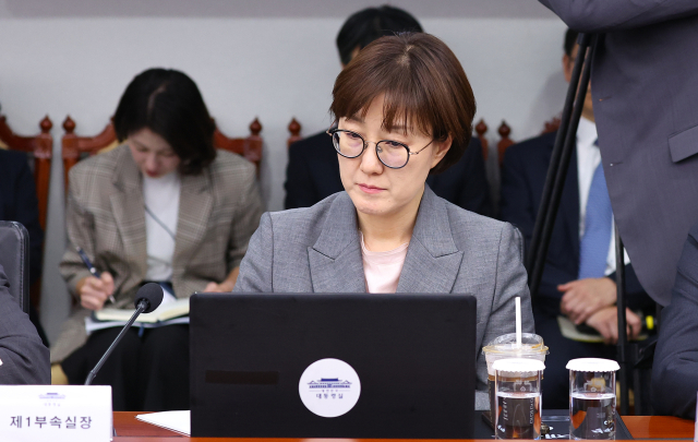 김현지 대통령실 제1부속실장이 2일 용산 대통령실에서 열린 수석보좌관회의에 참석해 있다. 연합뉴스