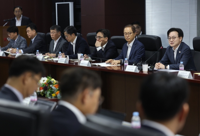 김정관 산업통상부 장관이 10일 서울 종로구 무역보험공사에서 열린 산업통상부 공공기관장 회의에서 발언을 하고 있다. 연합뉴스